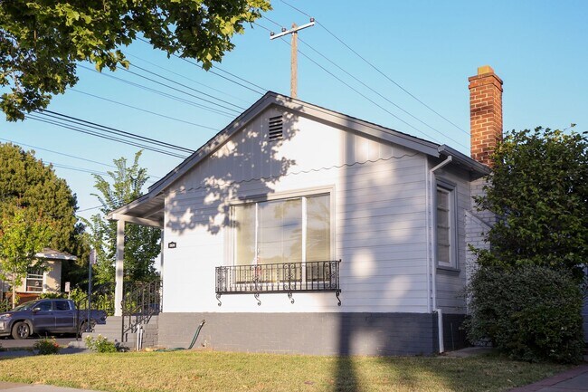 Foto del edificio - Remodeled 3bed 2 bath Single Family home