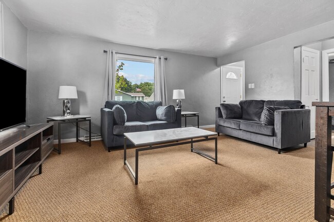 Foto del edificio - FURNISHED RENTAL: Don Hutson on 14th Ave -...