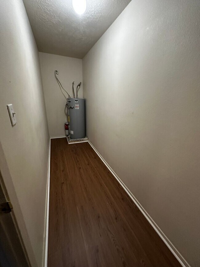 Building Photo - 1/1 Apartment - **HUD Accepted** (upstairs)