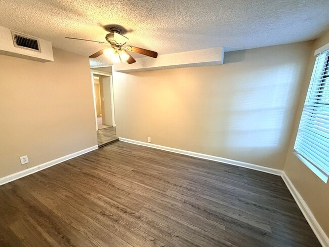 Building Photo - Downstairs 2BR/1BA Riverside Duplex Apartment