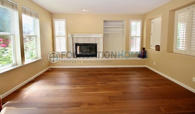 Foto del edificio - Rare 5BD Corner Lot Home in Hamilton Southgate — Soaring Ceilings & Hardwood Floors - FOUNDATION