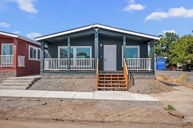 Building Photo - Brand New University District Home - Conve...