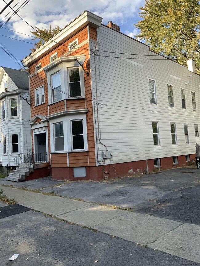 Building Photo - 685 3rd St
