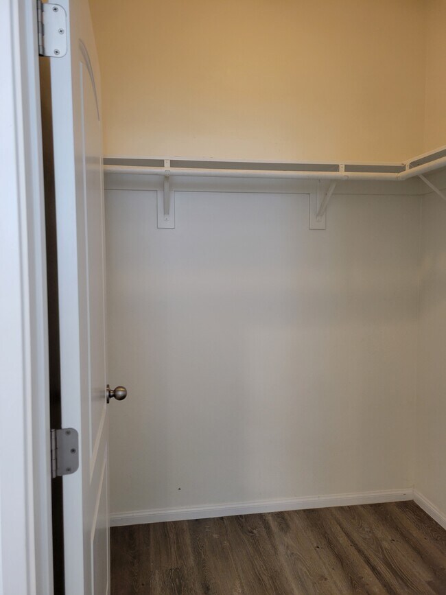 Armario - 325 1/2 Daisy Ave