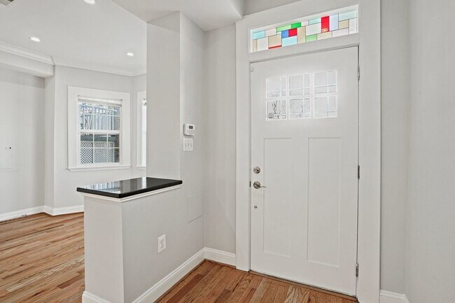 Foto del edificio - Charming 4 Bedroom Steps from the Waterfro...