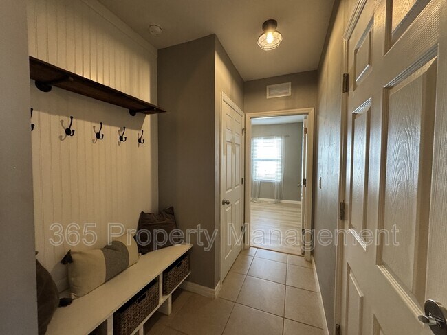 Foto del edificio - 471 Seasons Dr