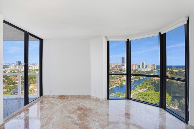 Foto del edificio - 3600 Yacht Club Dr