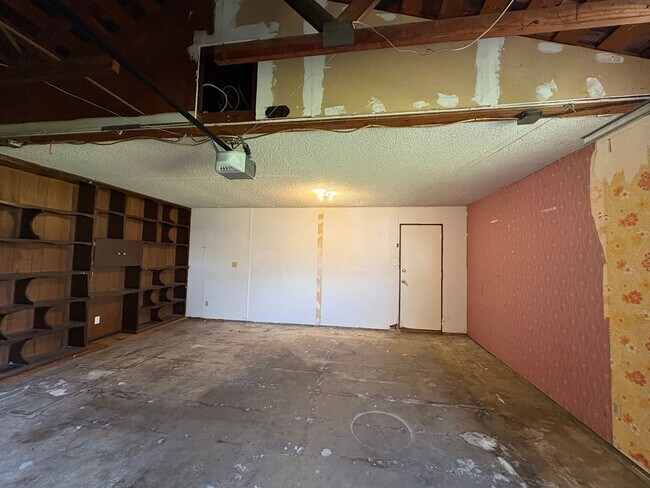 Foto del edificio - Spacious SW Visalia home Rent Ready!