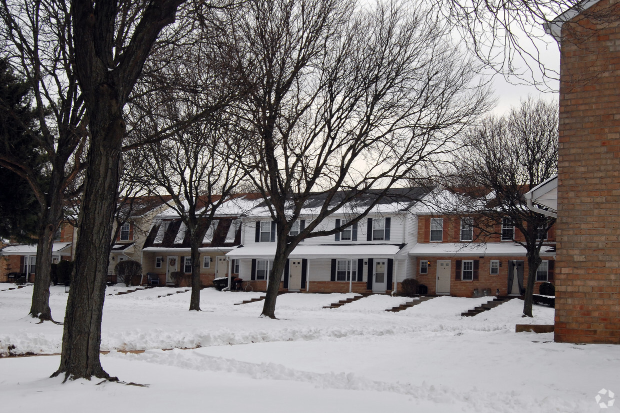 Building Photo - Colonial Square Townhouses