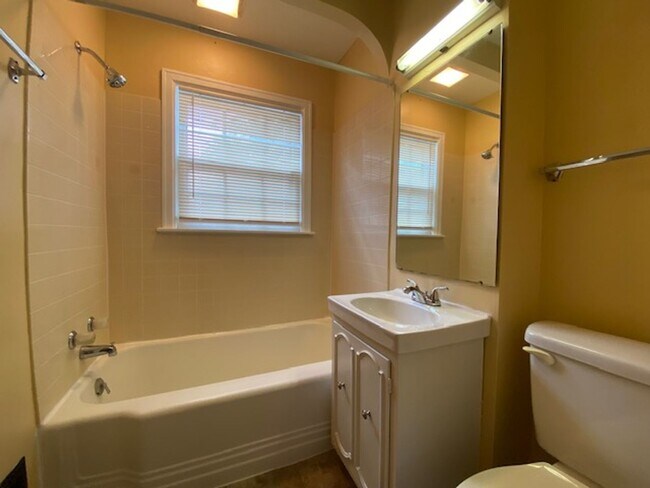 Foto del edificio - Two bedroom, one bathroom double in Spring...