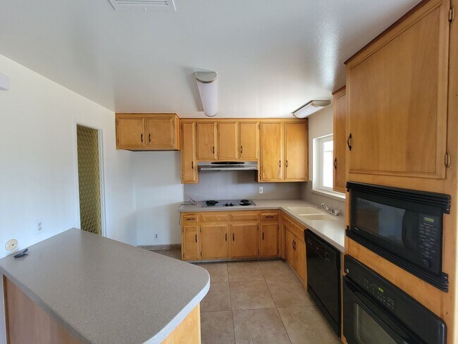 Foto del edificio - Nice 3 Bed/2 Bath w/Yard Care Included Located near Shopping, Parks & Schools in SW Neighborhood!