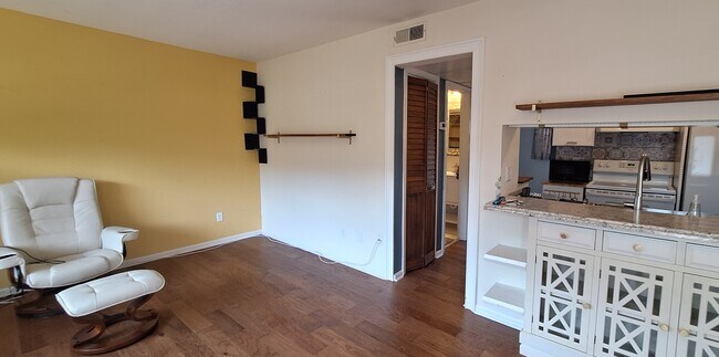 Foto del edificio - 807 W Trinity Ave