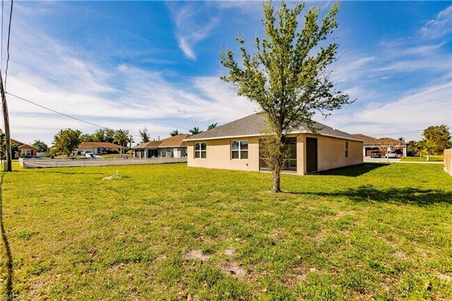 Foto del edificio - 4 Bed, 2 Streets Away From Cape Coral HS