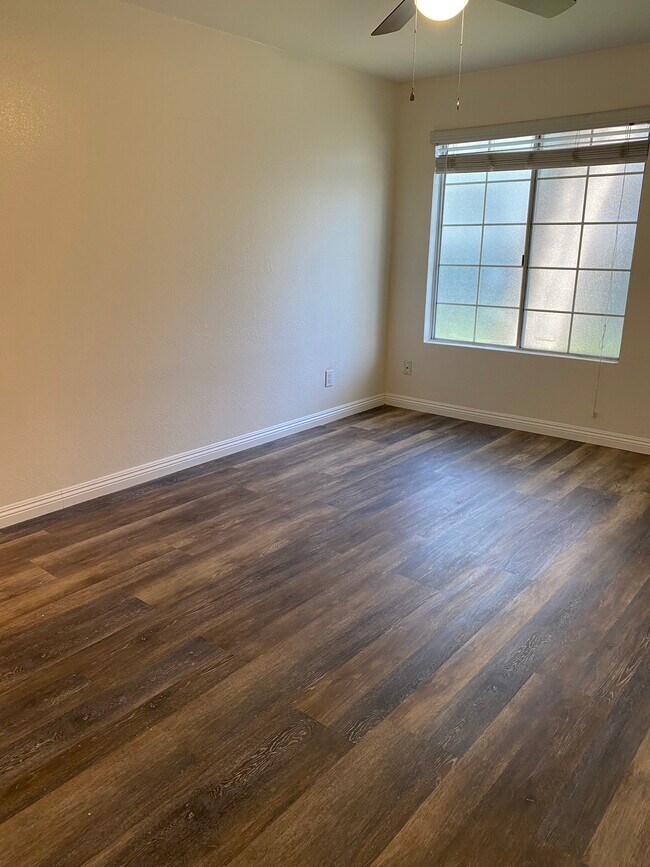 Master Bedroom - 5510 Owensmouth Ave