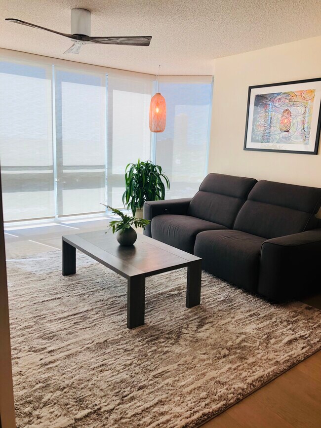 Sofá reclinable - 801 S King St