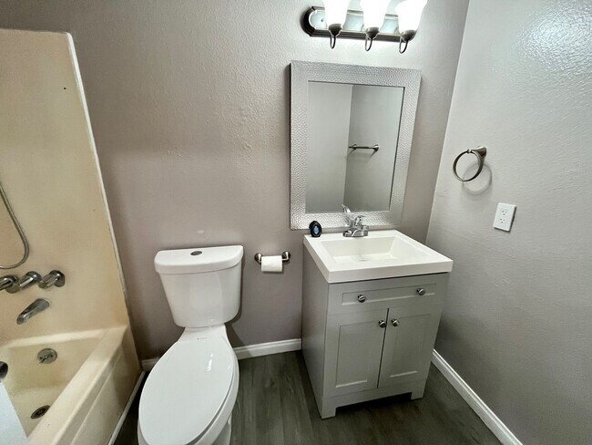 Building Photo - Spacious and bright Lawndale 2-Bed, 2-Bath...