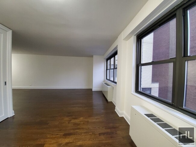 Building Photo - E 16 ST
