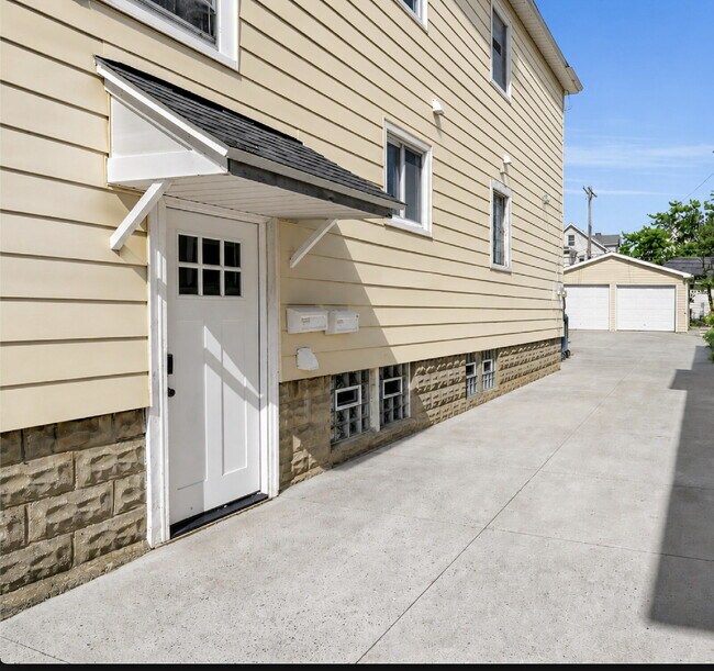 Foto del edificio - Furnished 3-Bedroom, 2-Bath Upper Unit in North Buffalo