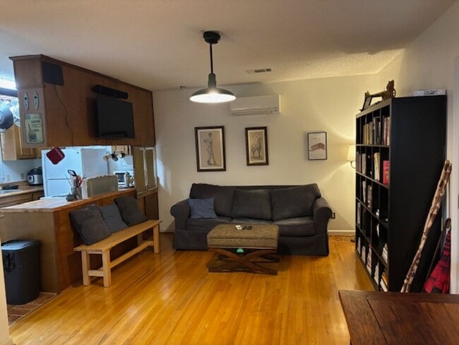 Building Photo - Fully furnished 1 bedroom 1 bath garage apartment