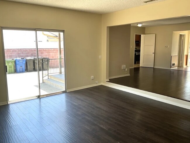 Foto del edificio - 8139 Darby Ave