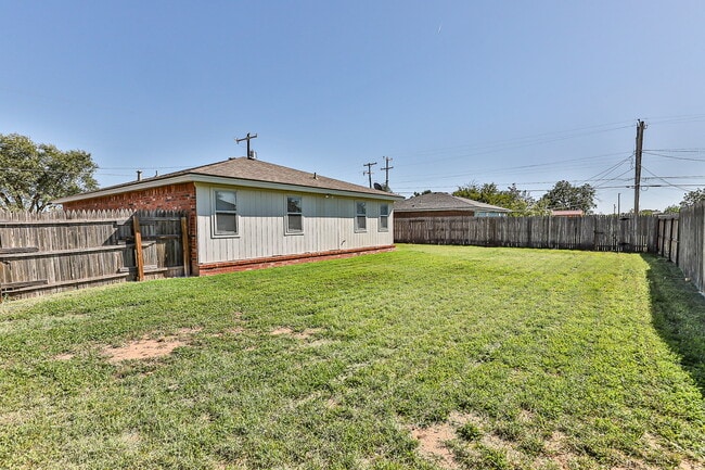 Building Photo - 2 Bedroom House w Large yard