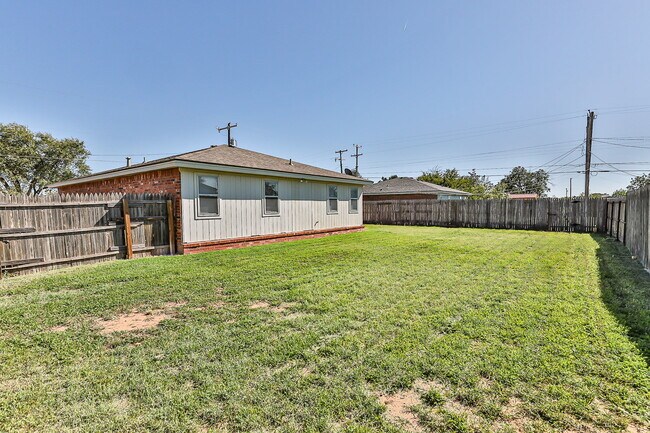 Foto del edificio - 2 Bedroom House w Large yard