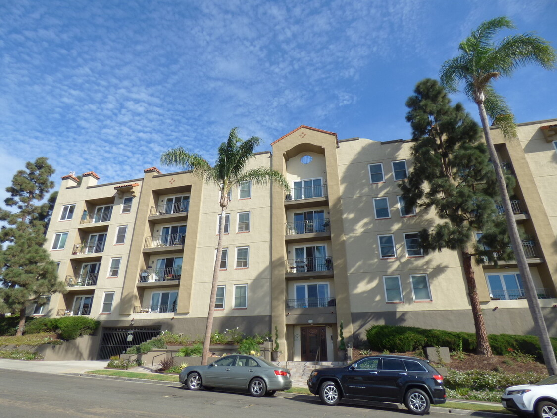 Primary Photo - Spacious 2 Bedroom 2 Bath Condo in Bankers...