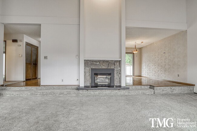 Foto del edificio - HUGE 3 Bed 2 Bath Condo Water/Sewer Included!