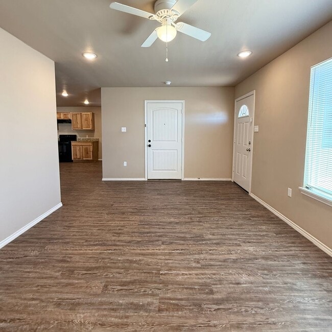 Building Photo - Move In Special 1/2 Off First Full Months ...