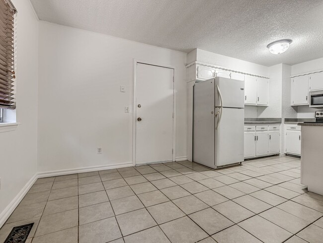 Building Photo - Home for rent in Yukon Schools + 3 bedrooms