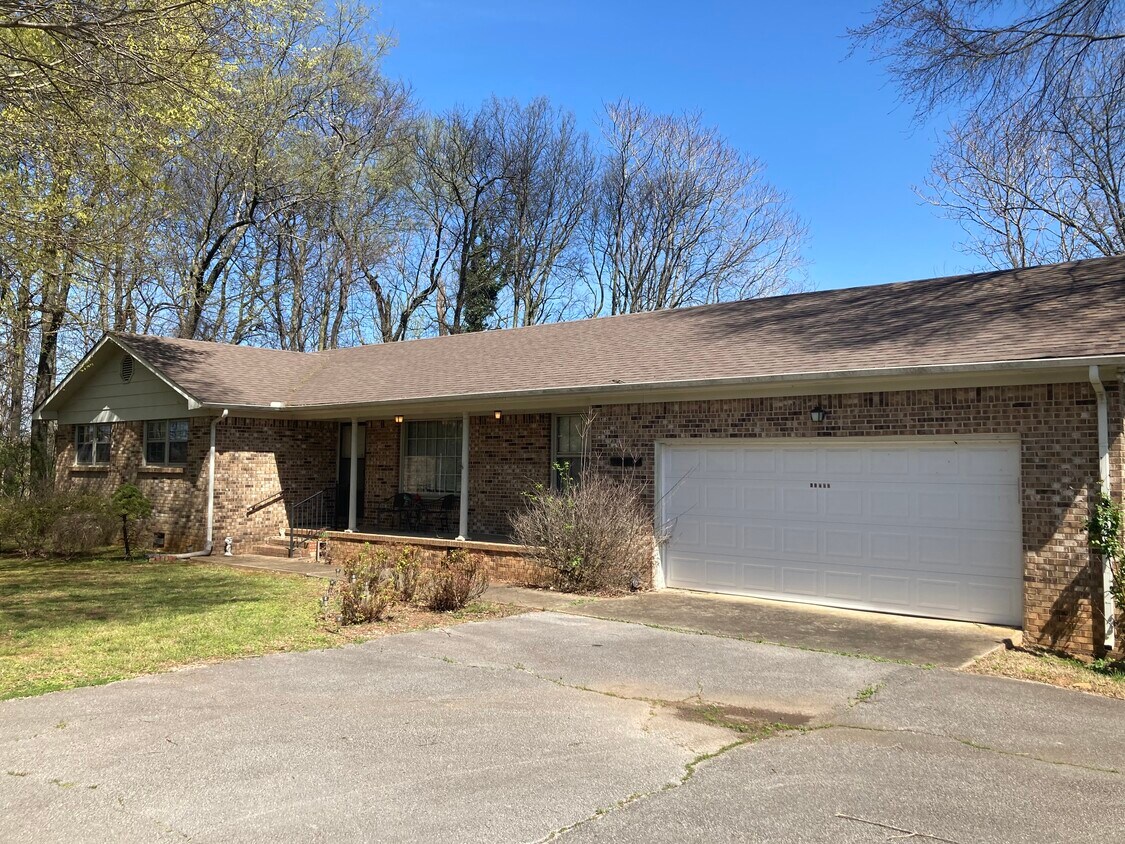 Full Brick with Garage - 11702 Highway 231 431 N