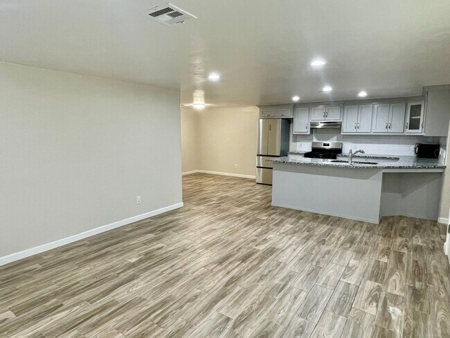 Building Photo - Newly Renovated 3 Bed, 2 Bath Duplex