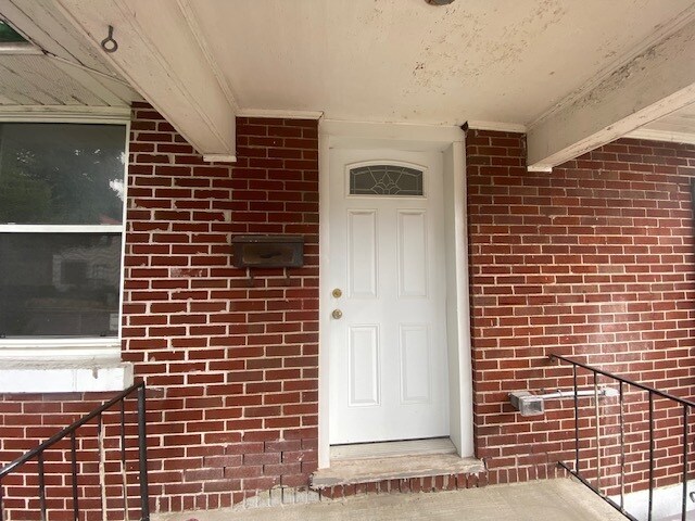 Building Photo - Bright Main Floor 2 Bedroom Unit in East E...