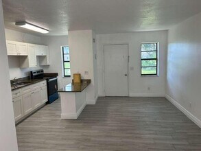 Building Photo - 1081 SE Monterey Rd