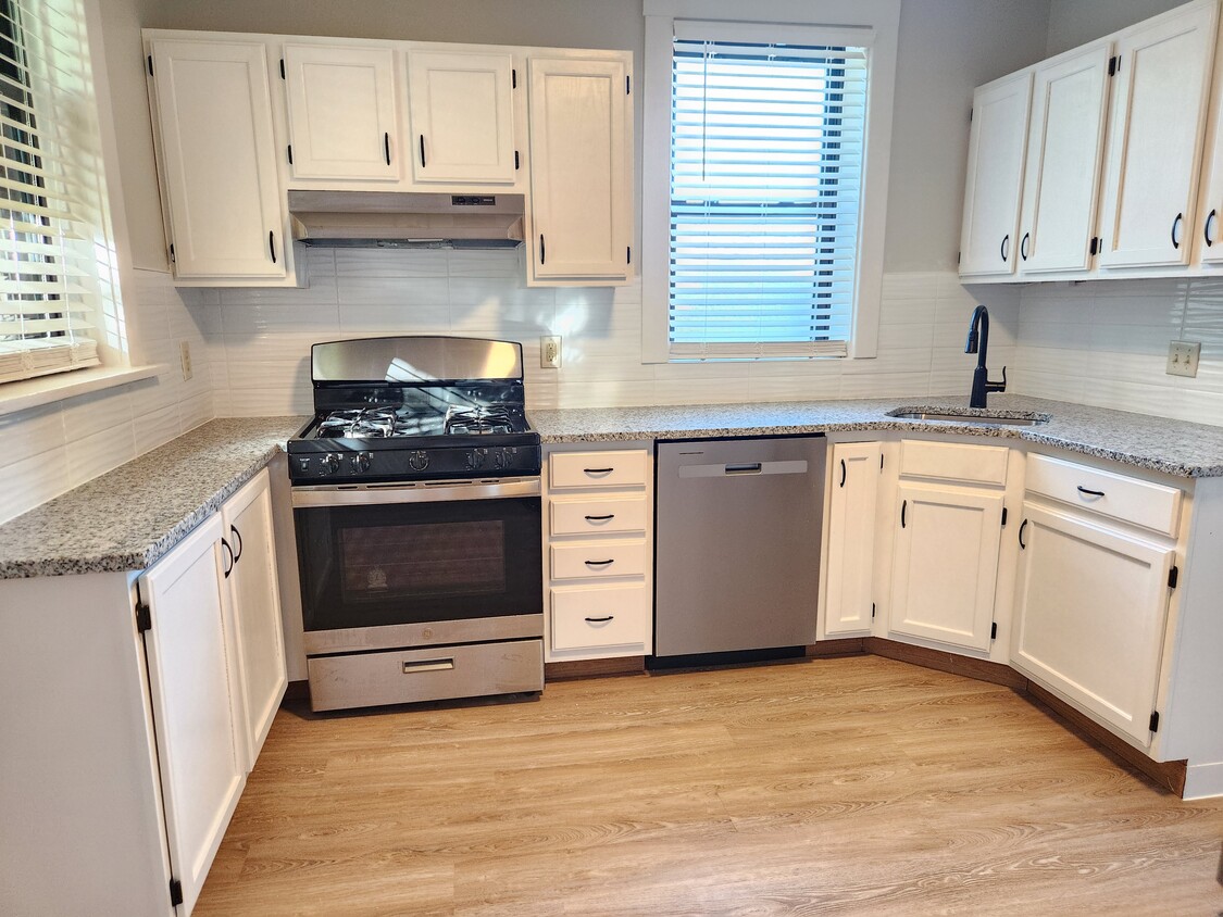 Updated kitchen with granite countertops and stainless steel appliances - 807 Westgate Ave