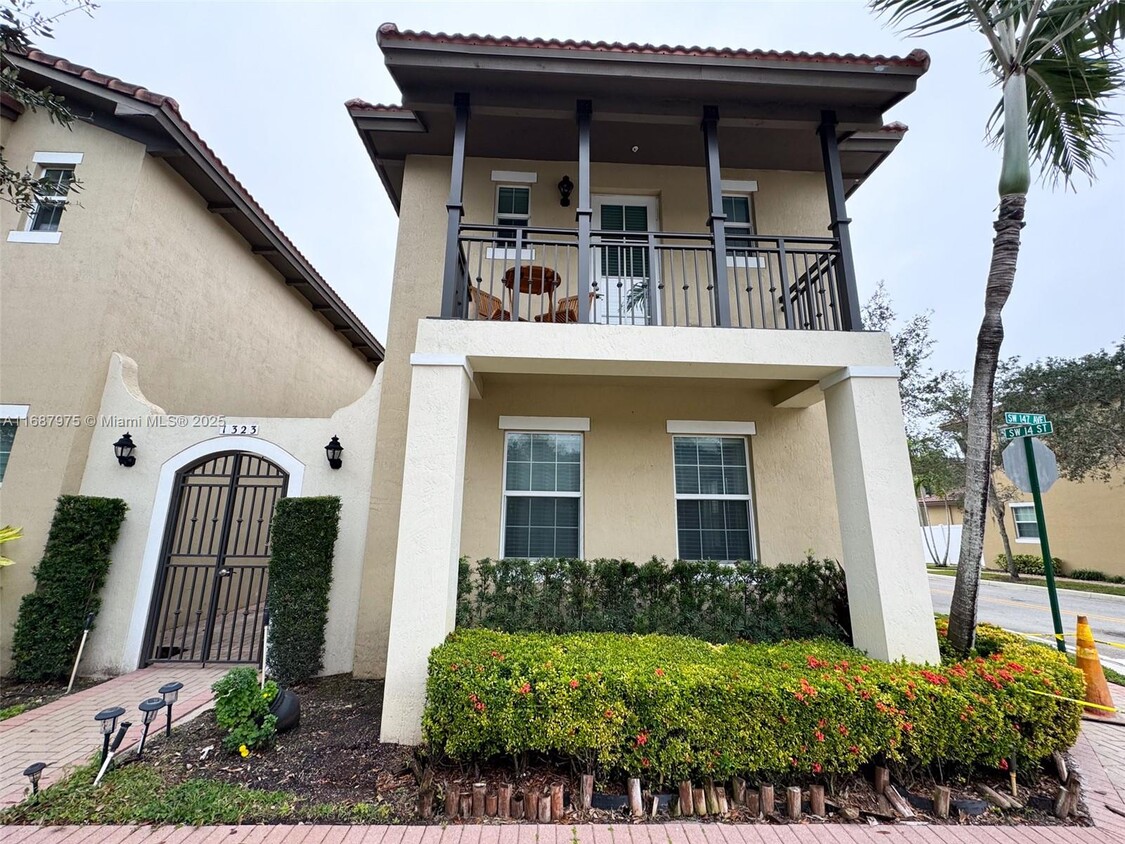 Foto principal - 1323 SW 147th Ave