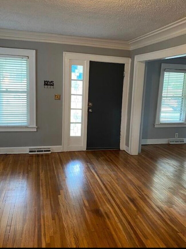Building Photo - 5031 Forest Ave
