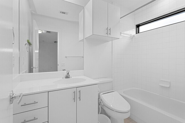 Building Photo - 5105 Lillian St