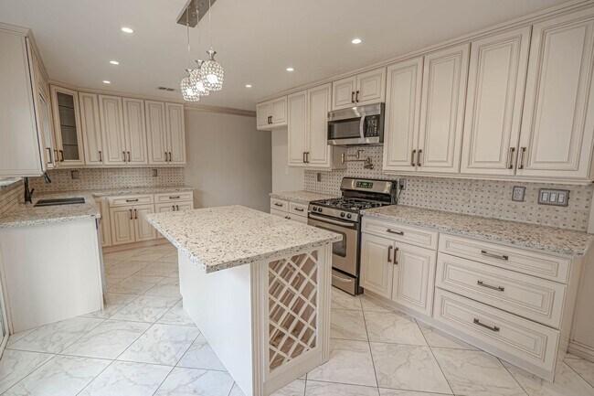 Building Photo - 27544 Bernina Ave