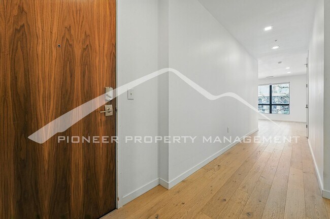 Building Photo - Spacious Condo with Central AC and Parking!