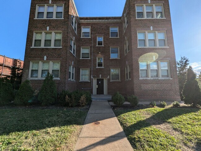 Building Photo - 5572 Clemens Ave