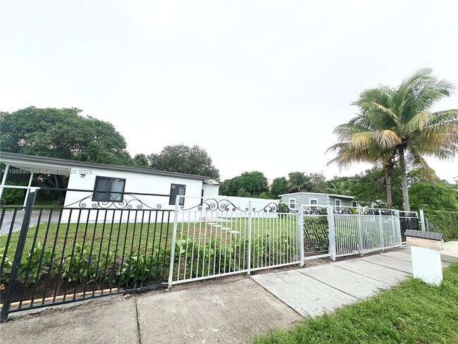 Foto del edificio - 16450 NW 23rd Ct
