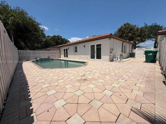 Foto del edificio - 9130 NW 193rd St
