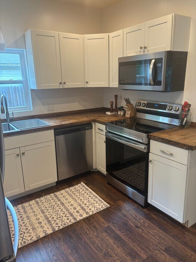 Foto del edificio - Partially Furnished Rental Walking Distance to Downtown Black Mountain!