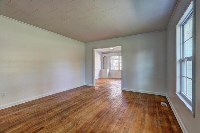 Building Photo - 2442 Tredway Dr