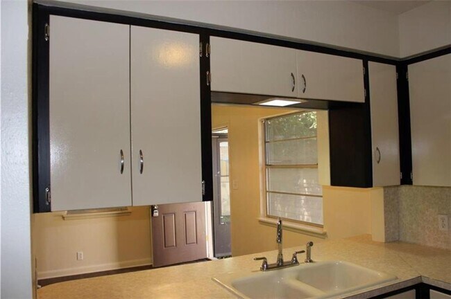 Building Photo - 2109 Wordsworth Dr