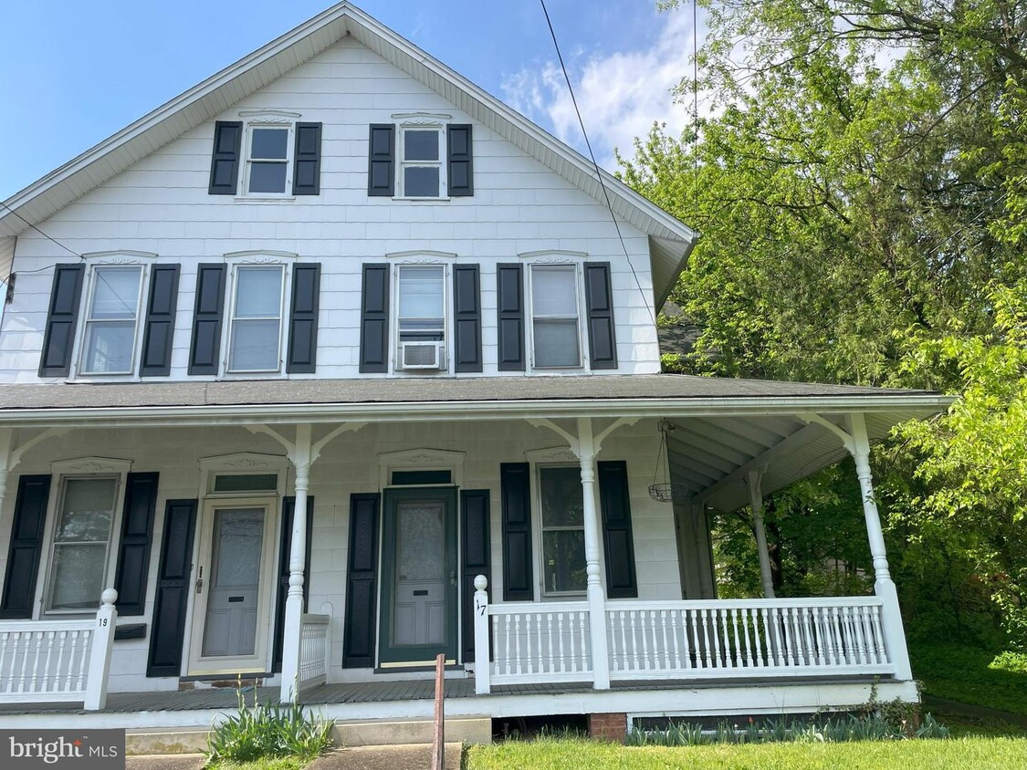 Primary Photo - 17 W Cottage Ave
