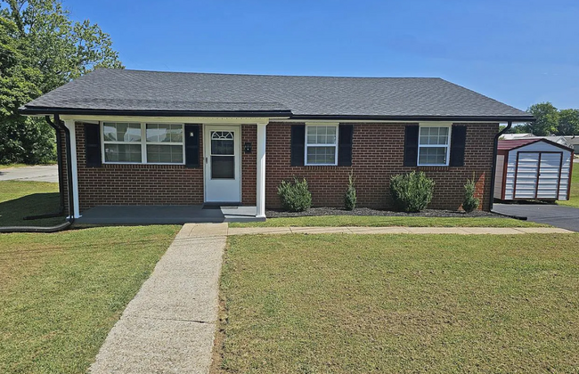 Foto del edificio - 3 Bedroom brick home with a shed