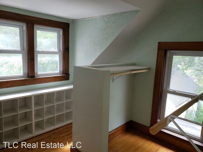 Foto del edificio - 4 br, 1.5 bath House - 275 E Main Street