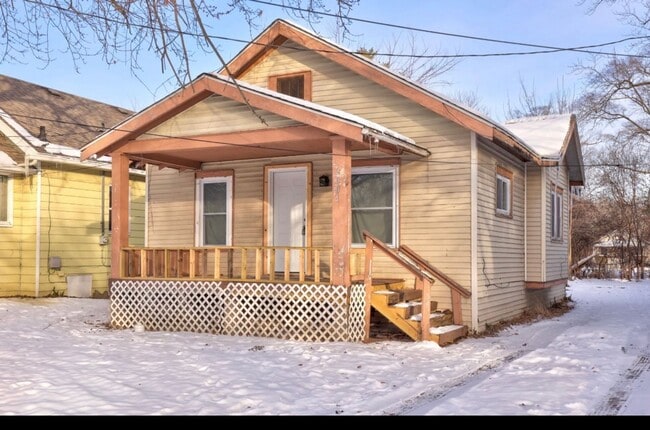 Building Photo - For Rent – Updated 2 Bedroom, 1 Bath Home